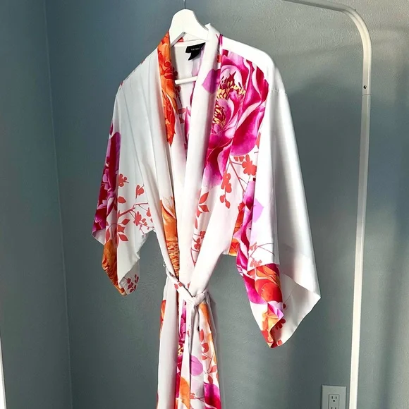 Natori Floral Print Robe ASO Khloe Kardashian - Picture 8 of 14